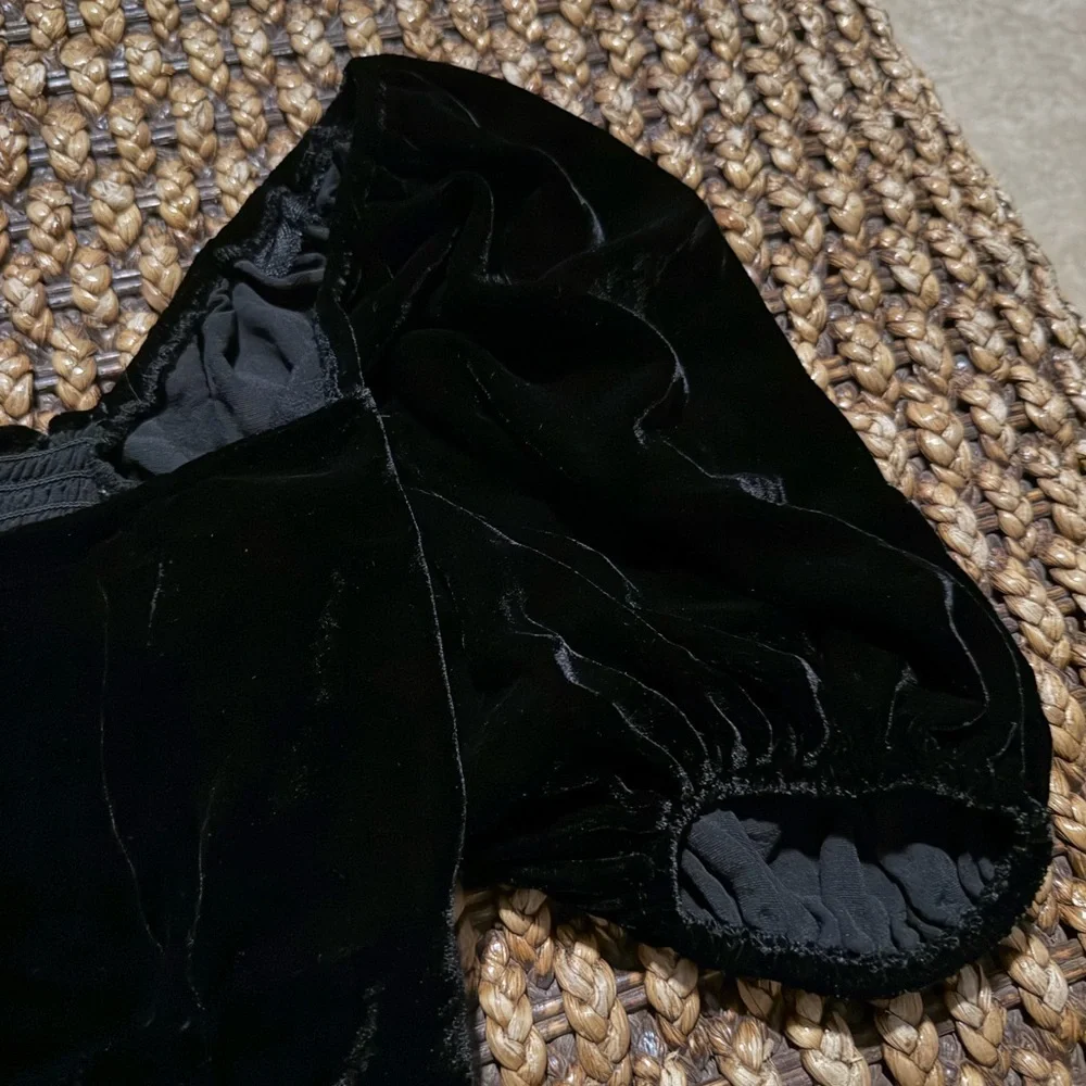 Reformation Luka Black Velvet Top (121)